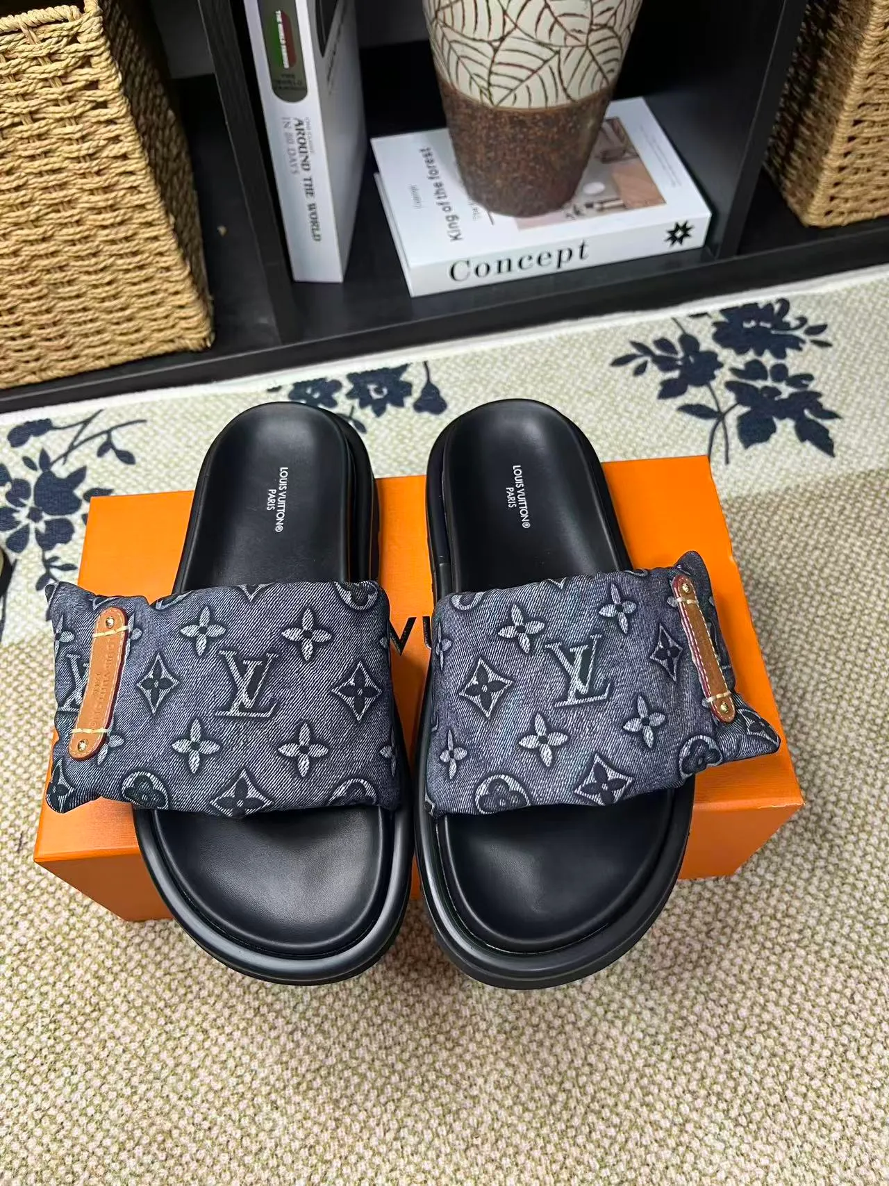P340 [New Style] [LOUIS VUITTON] Louis Vuitton, LV printing, men's and women's slippers are now on the market, packed in drawer boxes with cloth bags and cards, the upper pattern looks very soft and waxy, and is a super versatile leg slimming tool. Fabric: imported denim/canvas/old fabric, LV hardware LOGO, official website pattern printing, comfortable to wear, feet: high-elastic PU water table. Sole: foam sole, heel height: about 5cm. Code number: 35-46, 35, 45, 46 are custom-made and non-returnable. Color: multiple colors and styles available.